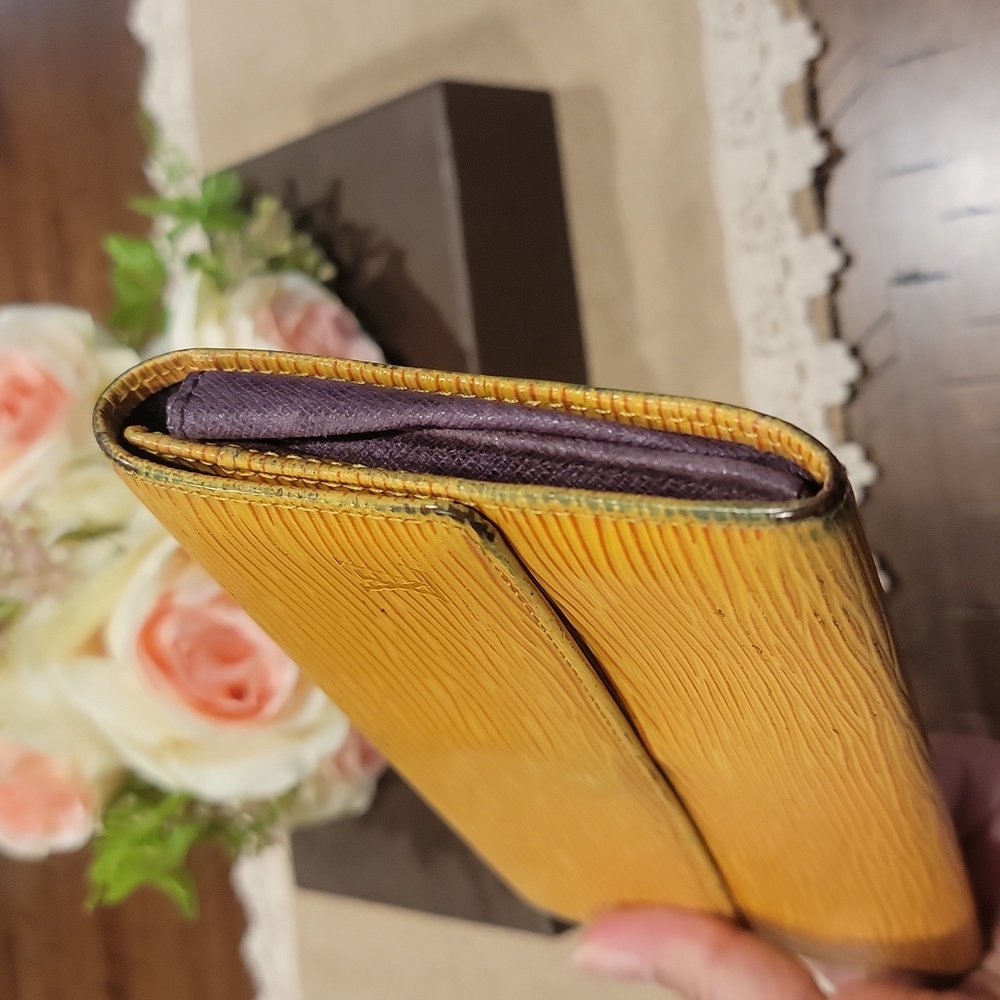 Authentic Louis Vuitton Epi Sarah wallet - Picture 5 of 9